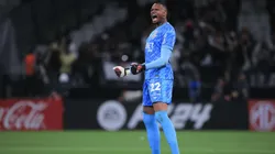 Carlos Miguel goleiro do Corinthians comemora gol de Yuri Alberto seu companheiro de equipe durante partida contra o Argentinos Juniors no estadio Arena Corinthians pelo campeonato Copa Sul-Americana 2024. Foto: Ettore Chiereguini/AGIF