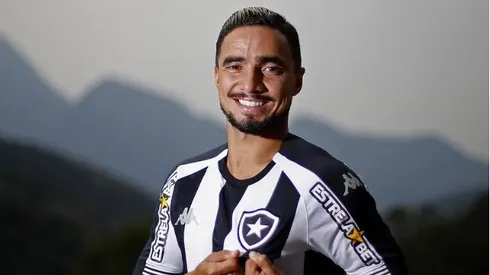 O lateral divulgou imagens do seu joelho após cirurgia e surpreendeu torcida