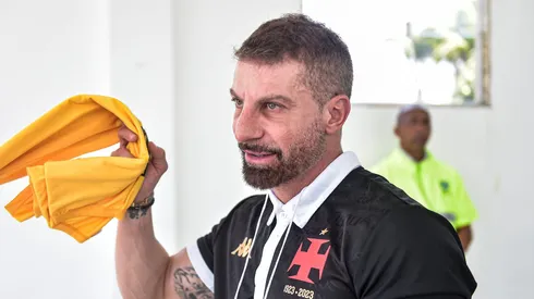 Pedrinho vem buscando a saída da 777 para mudar cenário no Vasco