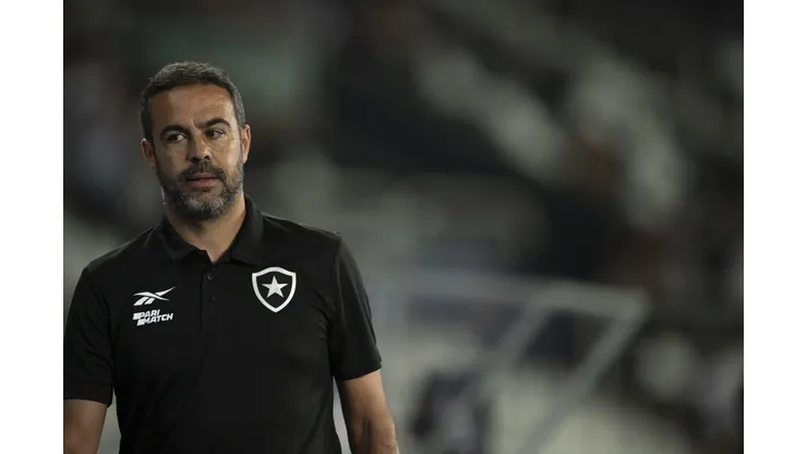 Artur Jorge defende vantagem do Botafogo contra Vitória.