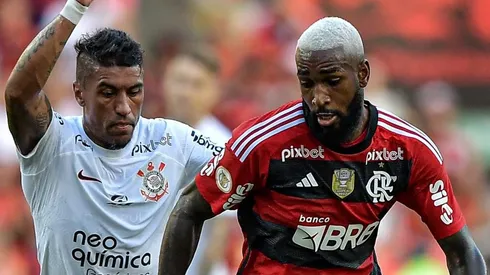 RJ - RIO DE JANEIRO - 21/05/2023 - BRASILEIRO A 2023, FLAMENGO X CORINTHIANS - Gerson jogador do Flamengo disputa lance com Paulinho jogador do Corinthians durante partida no estadio Maracana pelo campeonato BRASILEIRO A 2023.