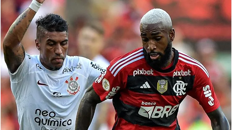 RJ - RIO DE JANEIRO - 21/05/2023 - BRASILEIRO A 2023, FLAMENGO X CORINTHIANS - Gerson jogador do Flamengo disputa lance com Paulinho jogador do Corinthians durante partida no estadio Maracana pelo campeonato BRASILEIRO A 2023.