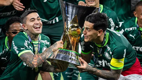 Dudu e Gustavo Gómez levanta a tação do Brasileirão 2023. Foto: Fernando Moreno/AGIF