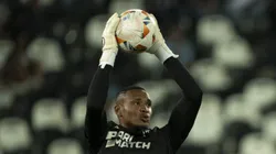 RJ - RIO DE JANEIRO - 24/04/2024 - COPA LIBERTADORES 2024, BOTAFOGO X UNIVERSITARIO - John goleiro do Botafogo durante aquecimento antes da partida contra o Universitario no estadio Engenhao pelo campeonato Copa Libertadores 2024. Foto: Jorge Rodrigues/AGIF