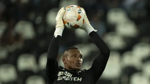 RJ – RIO DE JANEIRO – 24/04/2024 – COPA LIBERTADORES 2024, BOTAFOGO X UNIVERSITARIO – John goleiro do Botafogo durante aquecimento antes da partida contra o Universitario no estadio Engenhao pelo campeonato Copa Libertadores 2024. Foto: Jorge Rodrigues/AGIF