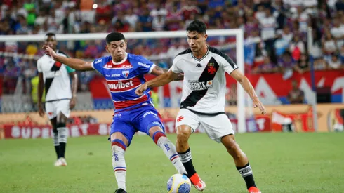 jogador do Fortaleza disputa lance com jogador do Vasco. Foto: Baggio Rodrigues/AGIF
