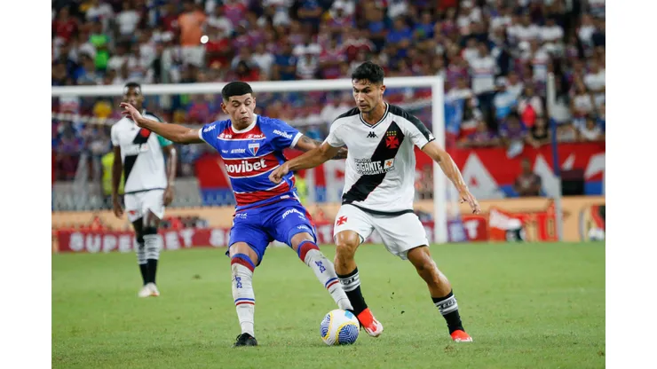 jogador do Fortaleza disputa lance com jogador do Vasco. Foto: Baggio Rodrigues/AGIF
