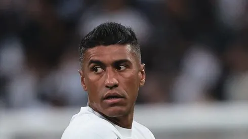 Paulinho durante partida contra o Fluminense. Volante está de saída do Timão.