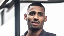 Joaquim na saída do CT Rei Pelé para viagem. Defensor pode ficar na Vila. Foto: Raul Baretta/ Santos FC.