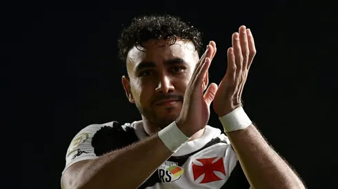 Dimitri Payet reencontra sua primeira vitima pelo Vasco. Foto: Thiago Ribeiro/AGIF