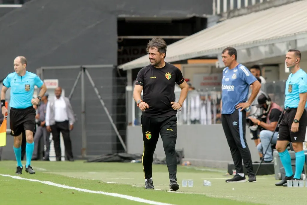 Luizinho Lopes não suportou a goleada por 4 a 0 para o Santos e foi demitido pelo Brusque – Foto: Lucas Gabriel Cardoso/AGIF