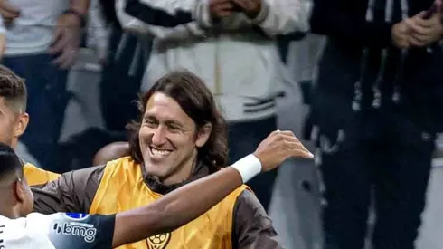 Cássio comemora gol de Wesley. Goleiro é reforço do Cabuloso.