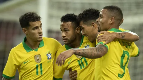 Roberto Firmino comemorando gol pela Seleção Brasileira