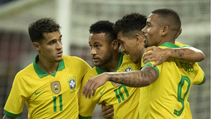 Roberto Firmino comemorando gol pela Seleção Brasileira