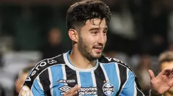 Villasanti comemorando gol durante partida entre Coritiba e Grêmio, no estádio Couto Pereira, pelo Campeonato Brasileiro de 2023, no dia 01/11.