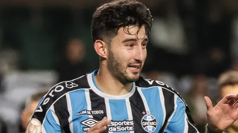 Villasanti comemorando gol durante partida entre Coritiba e Grêmio, no estádio Couto Pereira, pelo Campeonato Brasileiro de 2023, no dia 01/11.