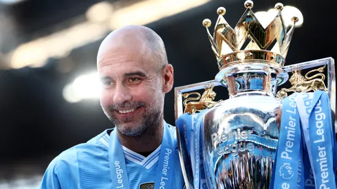 Pep Guardiola comemorando o título Inglês (Foto: Naomi Baker/Getty Images)