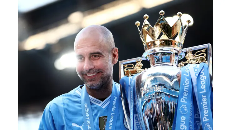 Pep Guardiola comemorando o título Inglês (Foto: Naomi Baker/Getty Images)