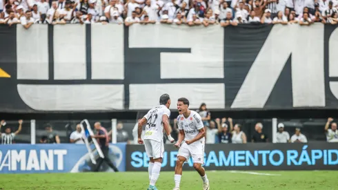 SP - SANTOS - 19/05/2024 - BRASILEIRO B 2024, SANTOS X BRUSQUE - Weslley jogador do Santos comemora seu gol com JP Chermont jogador da sua equipe durante partida contra o Brusque no estadio Vila Belmiro pelo campeonato Brasileiro B 2024. Foto: Reinaldo Campos/AGIF