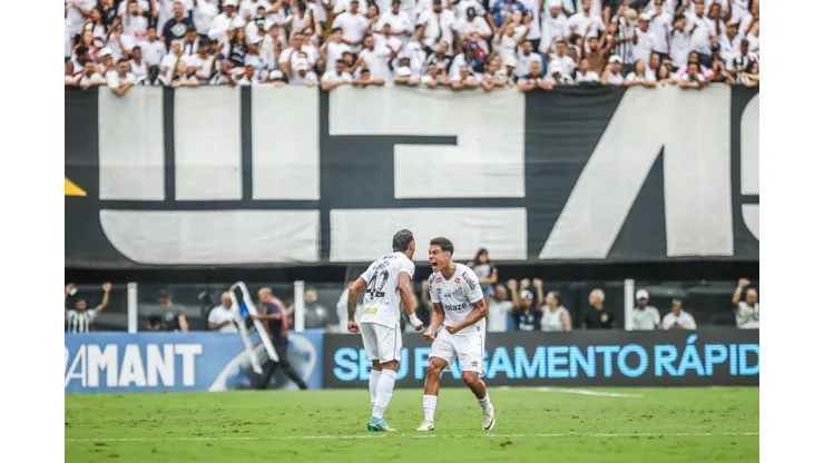SP - SANTOS - 19/05/2024 - BRASILEIRO B 2024, SANTOS X BRUSQUE - Weslley jogador do Santos comemora seu gol com JP Chermont jogador da sua equipe durante partida contra o Brusque no estadio Vila Belmiro pelo campeonato Brasileiro B 2024. Foto: Reinaldo Campos/AGIF