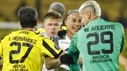 Goleiro do Peñarol, Washington Aguirre, provocando os jogadores do Atlético-MG. Foto: Ernesto Ryan/Getty Images.