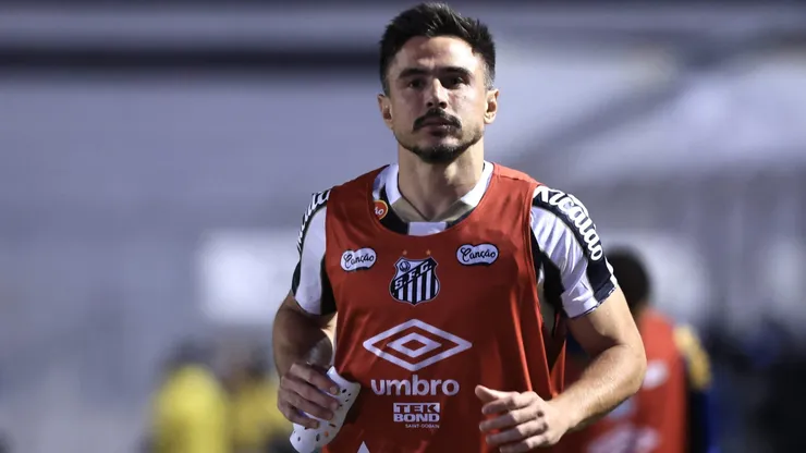 Willian Bigode na partida contra o Santos pelo Campeonato Brasileiro da Série B. Foto: Marcello Zambrana/AGIF