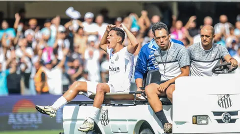 JP Chermont foi ovacionado ao sair de campo na Vila Belmiro. Foto: Reinaldo Campos/AGIF