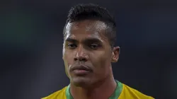 Alex Sandro durante partida da Seleção Brasileira. Lateral interessa ao SP.
