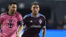 Navarro em disputa com Lionel Messi, do Inter Miami. Foto: Megan Briggs/Getty Images