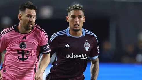 Navarro em disputa com Lionel Messi, do Inter Miami. Foto: Megan Briggs/Getty Images