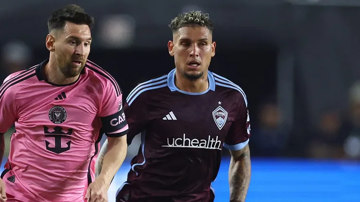Navarro em disputa com Lionel Messi, do Inter Miami. Foto: Megan Briggs/Getty Images