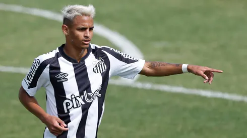 Weslley Patati jogador do Santos durante partida contra o Agua Santa no estadio Arena Inamar pelo campeonato Copa Sao Paulo 2023. Foto: Marcello Zambrana/AGIF