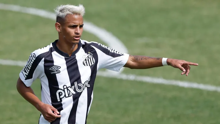 Weslley Patati jogador do Santos durante partida contra o Agua Santa no estadio Arena Inamar pelo campeonato Copa Sao Paulo 2023. Foto: Marcello Zambrana/AGIF