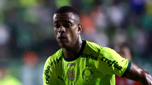 Caio Paulista, jogador do Palmeiras, durante partida contra a Portuguesa no estádio Canindé pelo Campeonato Paulista