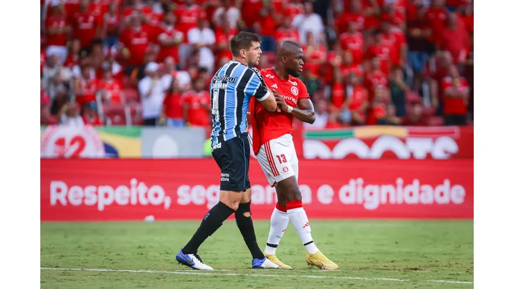 RS - PORTO ALEGRE - 25/02/2024 - GAUCHO 2024, INTERNACIONAL X GREMIO - Enner Valencia jogador do Internacional disputa lance com Kannemann jogador do Gremio durante partida no estadio Beira-Rio pelo campeonato Gaucho 2024. Foto: Maxi Franzoi/AGIF