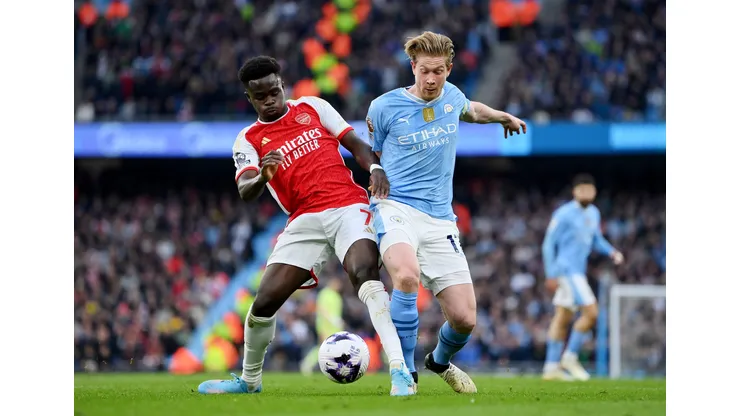 MANCHESTER, Bukayo Saka do Arsenal em disputado com Kevin De Bruyne do Manchester City . (Foto de Justin Setterfield/Getty Images)