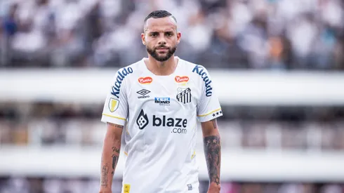 Atacante precisou ser substituído após uma lesão