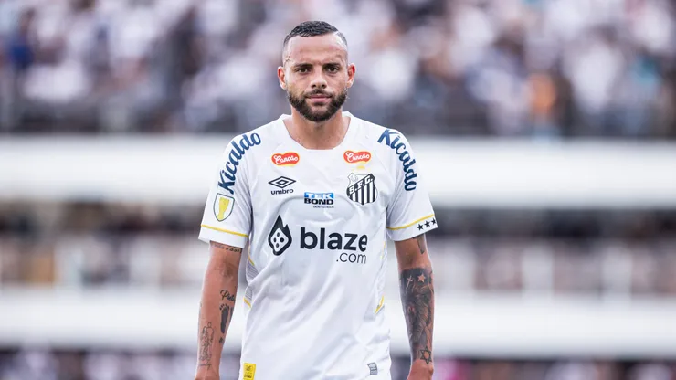 Atacante precisou ser substituído após uma lesão