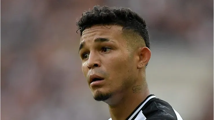 Adson durante partida contra o Nova Iguaçu. Atacante ganha chance no time titular.