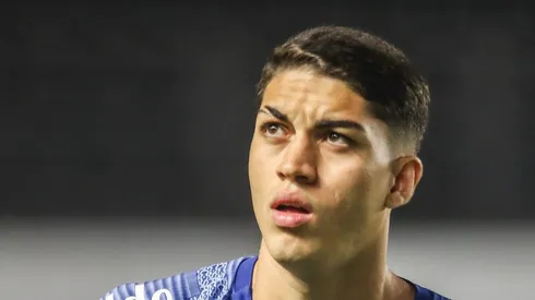 Jair durante aquecimento antes da partida contra o Guarani. Defensor perde espaço no Peixe.