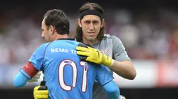 Rogérico Ceni e Cássio se cumprimentando no Campeonato Brasileiro de 2013. Foto: Mauro Horita/AGIF