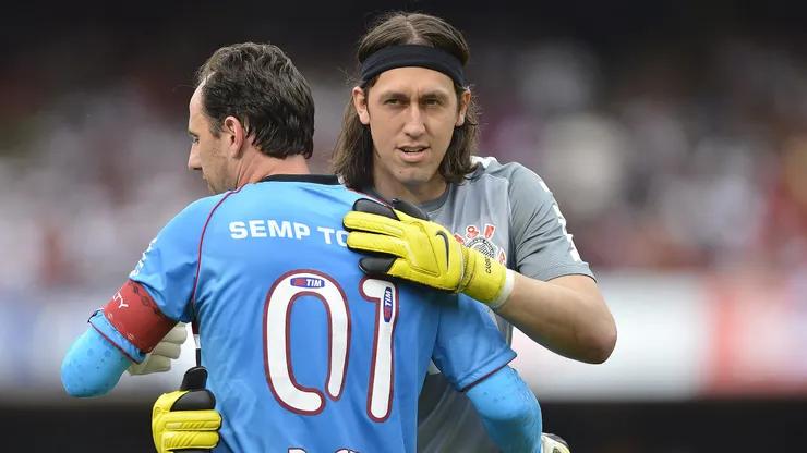Rogérico Ceni e Cássio se cumprimentando no Campeonato Brasileiro de 2013. Foto: Mauro Horita/AGIF