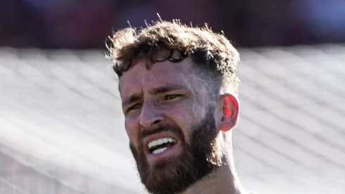 Léo Pereira durante partida contra o Atlético-GO. Zagueiro pode ser desfalque para Tite.