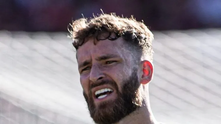 Léo Pereira durante partida contra o Atlético-GO. Zagueiro pode ser desfalque para Tite.
