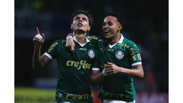 Richard Rios jogador do Palmeiras comemora seu gol com Lazaro jogador da sua equipe durante partida pela Copa Libertadores 2024. Foto: Ettore Chiereguini/AGIF