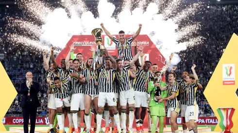 Jogadores da Juventus levantando taça. (Foto de Paolo Bruno/Getty Images)