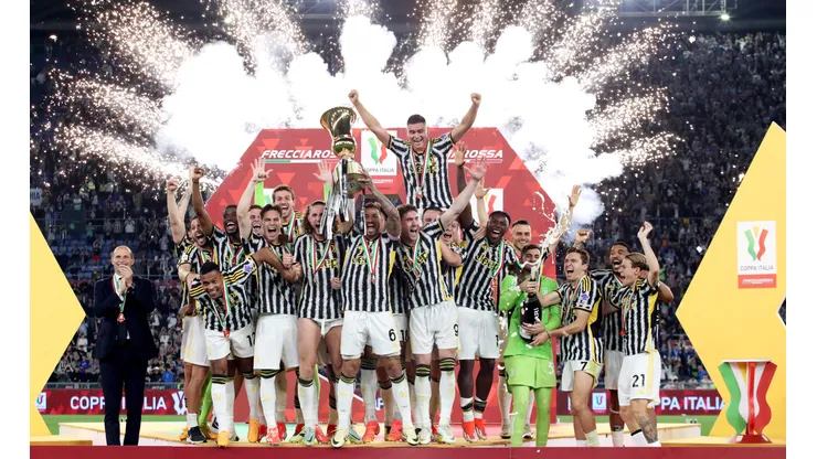 Jogadores da Juventus levantando taça. (Foto de Paolo Bruno/Getty Images)