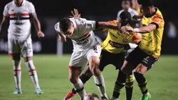 jogador do Sao Paulo disputa lance com jogador do Barcelona de Guayaquil. Foto: Ettore Chiereguini/AGIF