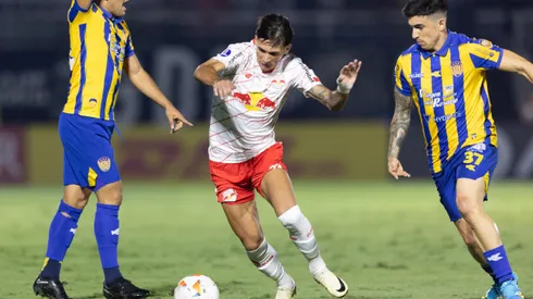 Jogador do Bragantino disputa lance com jogador do Sportivo Luqueno. Foto: Diogo Reis/AGIF
