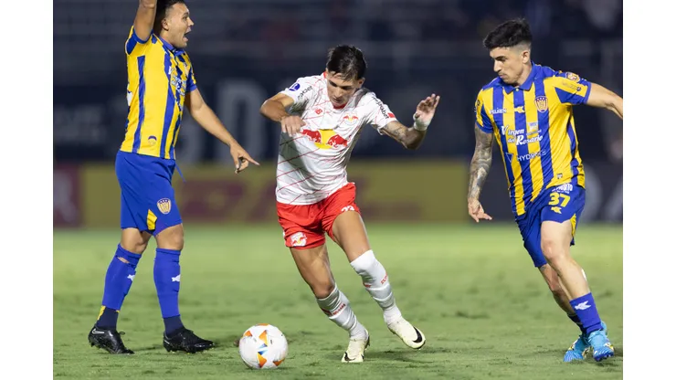 Jogador do Bragantino disputa lance com jogador do Sportivo Luqueno. Foto: Diogo Reis/AGIF